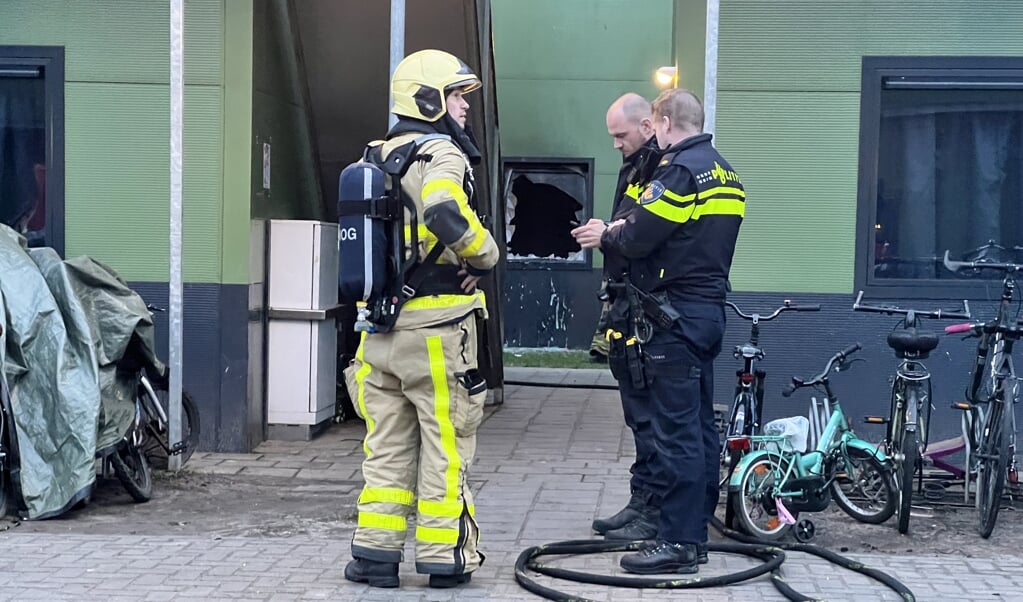 Brandweer Harderwijk kreeg zondagavond rond 18.00 uur een melding van brand in een bijgebouw van het AZC.