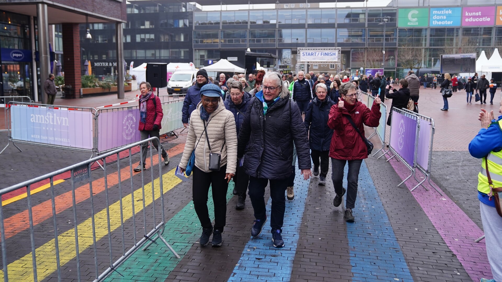 Deelnemers aan de Lentewandeling op het Stadsplein.