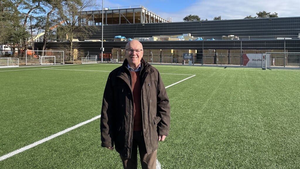 Voorzitter Jan Peet hoopt dat voetbalclub EFC'58 zo snel mogelijk wordt gecompenseerd voor het inleveren van een trainingsveld voor de nieuwbouw (achtergrond).