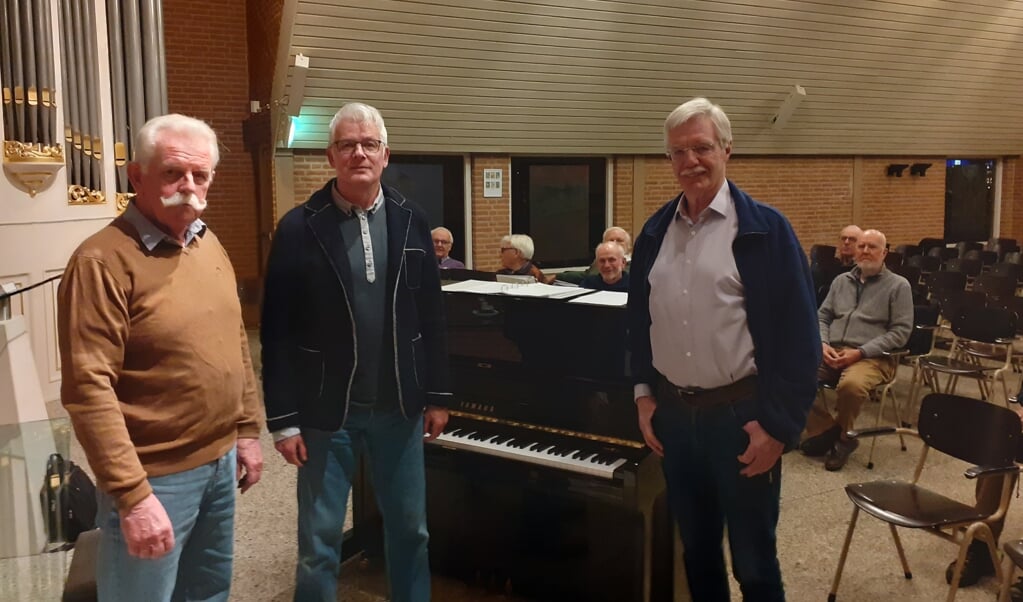 V.l.n.r. Lid Cor de Zeeuw, dirigent Gerard Legrand en voorzitter Gerrit van Rijssen.