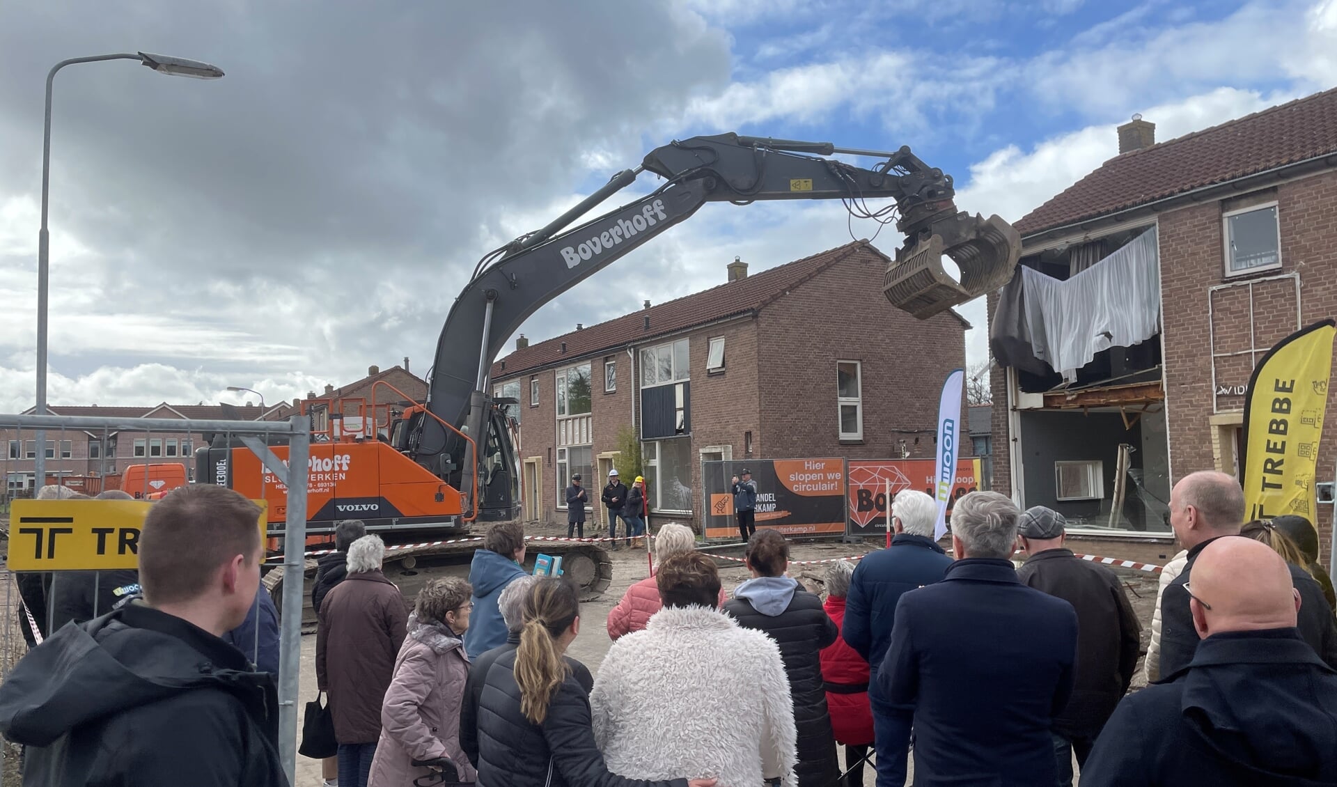  De sloop van de eerste woning van de 45 nog af te breken woningen.