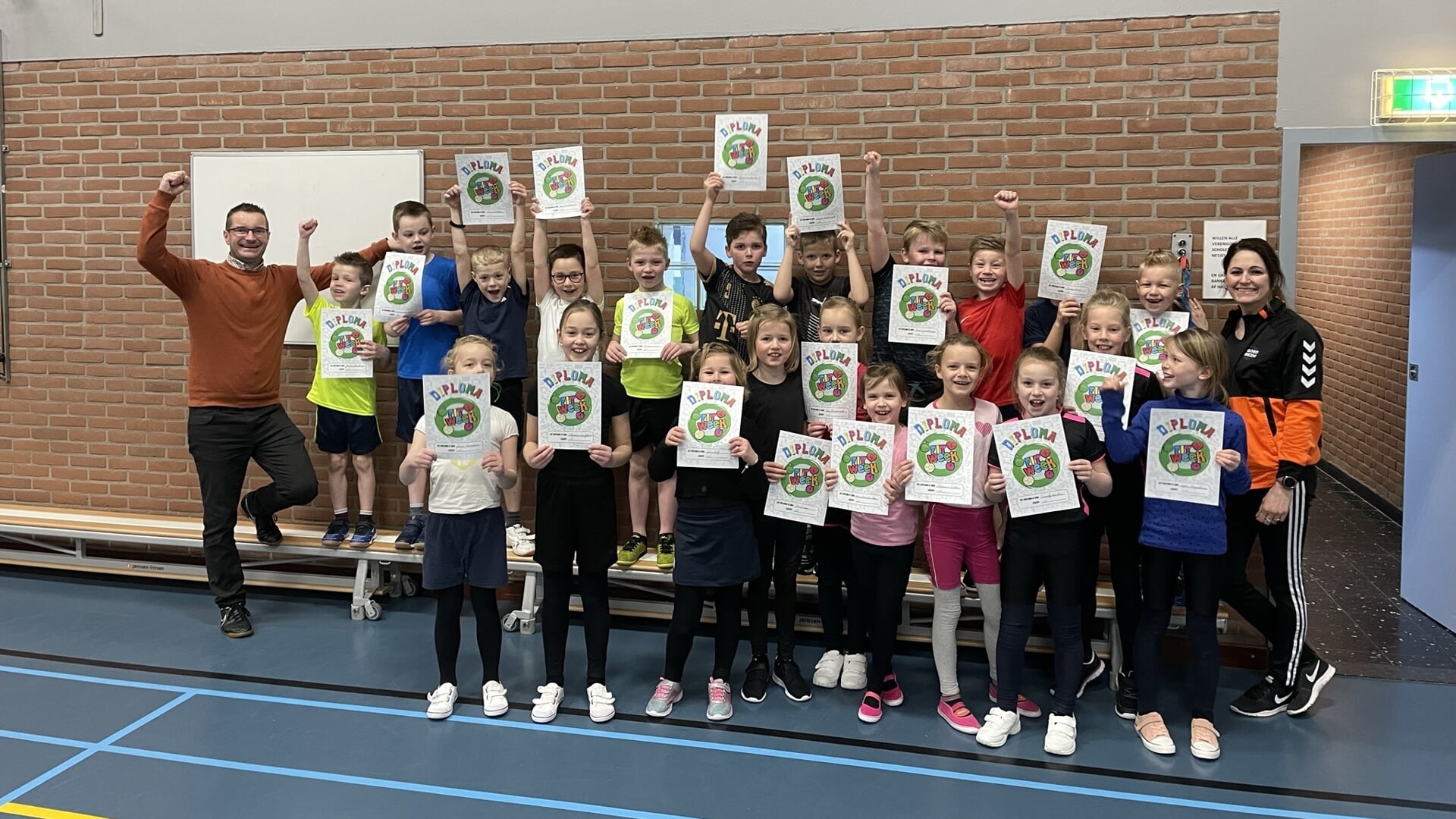 De kinderen kregen na de Fitweek een diploma uitgereikt.