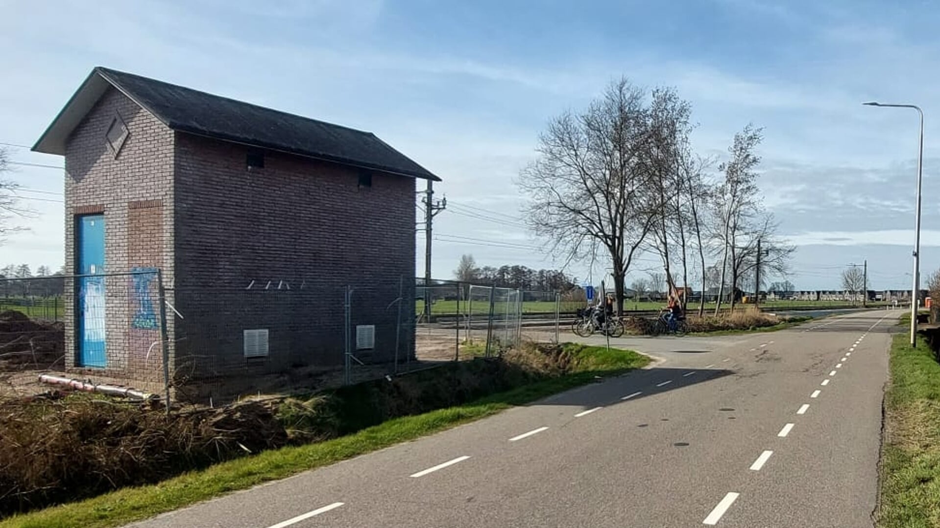 De toekomstige locatie voor de zendmast aan de Hessenweg bij Barneveld. In de verte is woonwijk Veller zichtbaar.