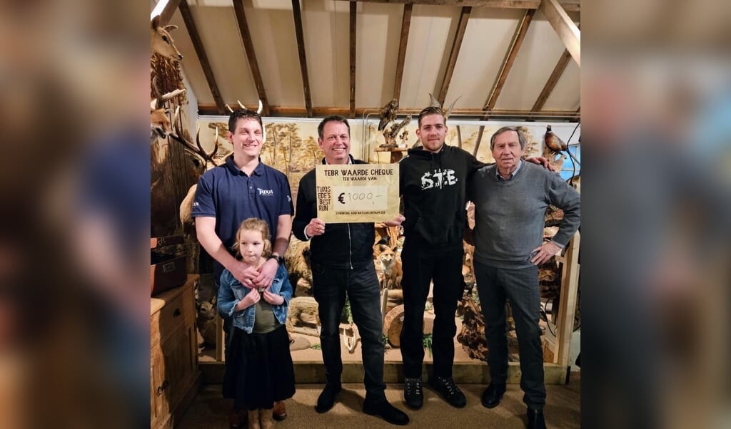 Mark Schouten, Ronald Otto(Tuxis) en Hans Louwerse (STE) reiken de cheque uit aan het natuurcenturm
