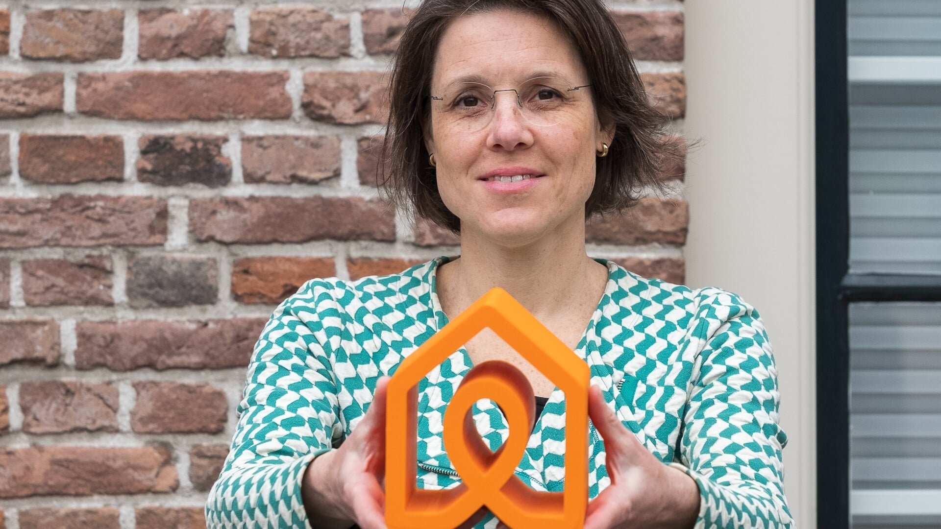 Astrid Janssen, wethouder Wonen met huisje ‘Kamers met aandacht’