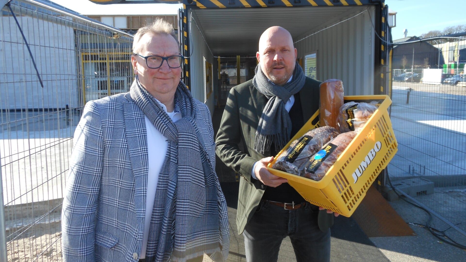 Ytze Dijkstra, die vorige week afscheid nam en nieuwe ondernemer Martin Binnendijk