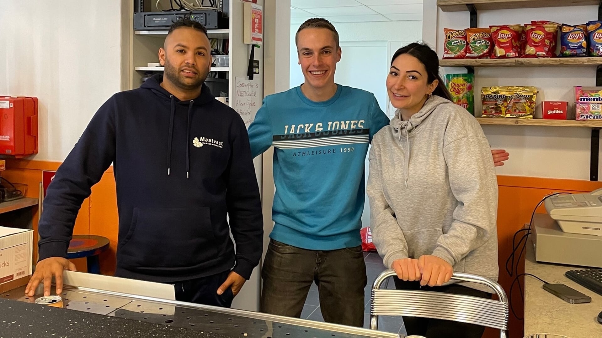 Op de foto vlnr: Roshan Autar (beheerder), Daan Verkuijl (vrijwilliger) en Seher Karagoz (assistent beheerder)
