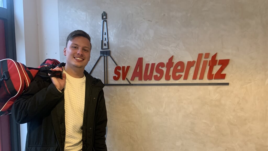 Sem van Stijnvoort in het clubhuis van vijfdeklasser SV Austerlitz.