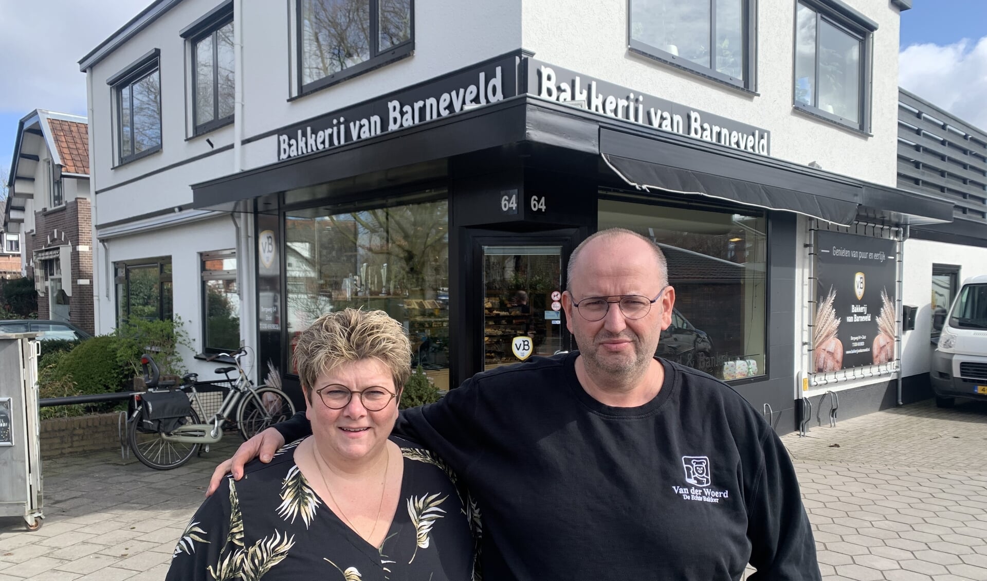 Eigenaren Mariska (links) en Kees van der Woerd voor Bakkerij van Barneveld aan de Bergweg in Zeist.