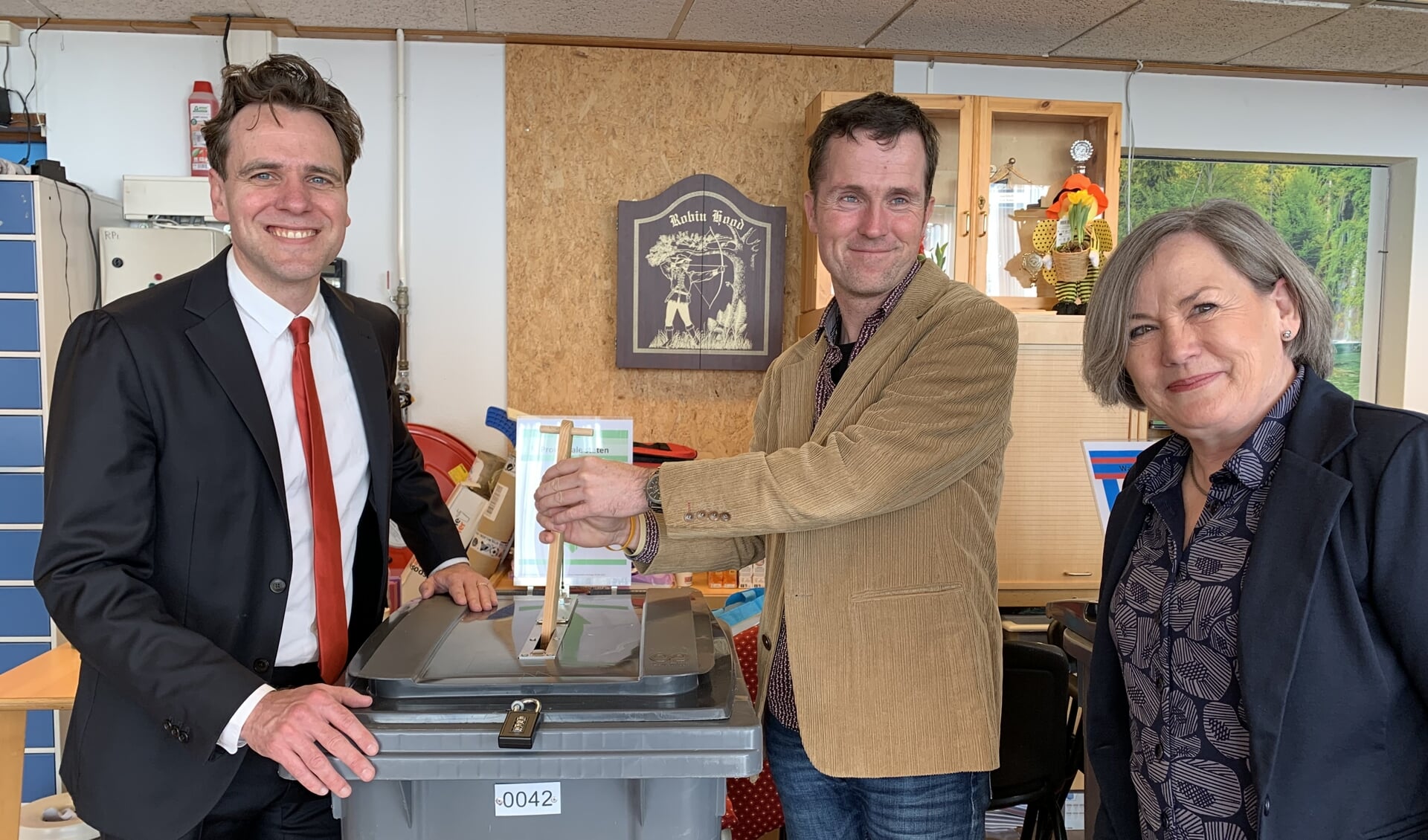 Wethouder Marijn van Ballegooijen met een zogenoemd Prokkelduo in het stembureau in Middenhof.