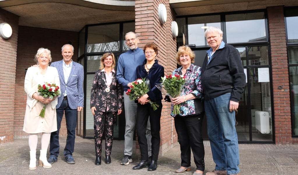 Burgemeester Joyce Langenacker met drie van de vier echtparen die op bezoek kwamen ter gelegenheid van hun 50-jarig huwelijksjubileum.