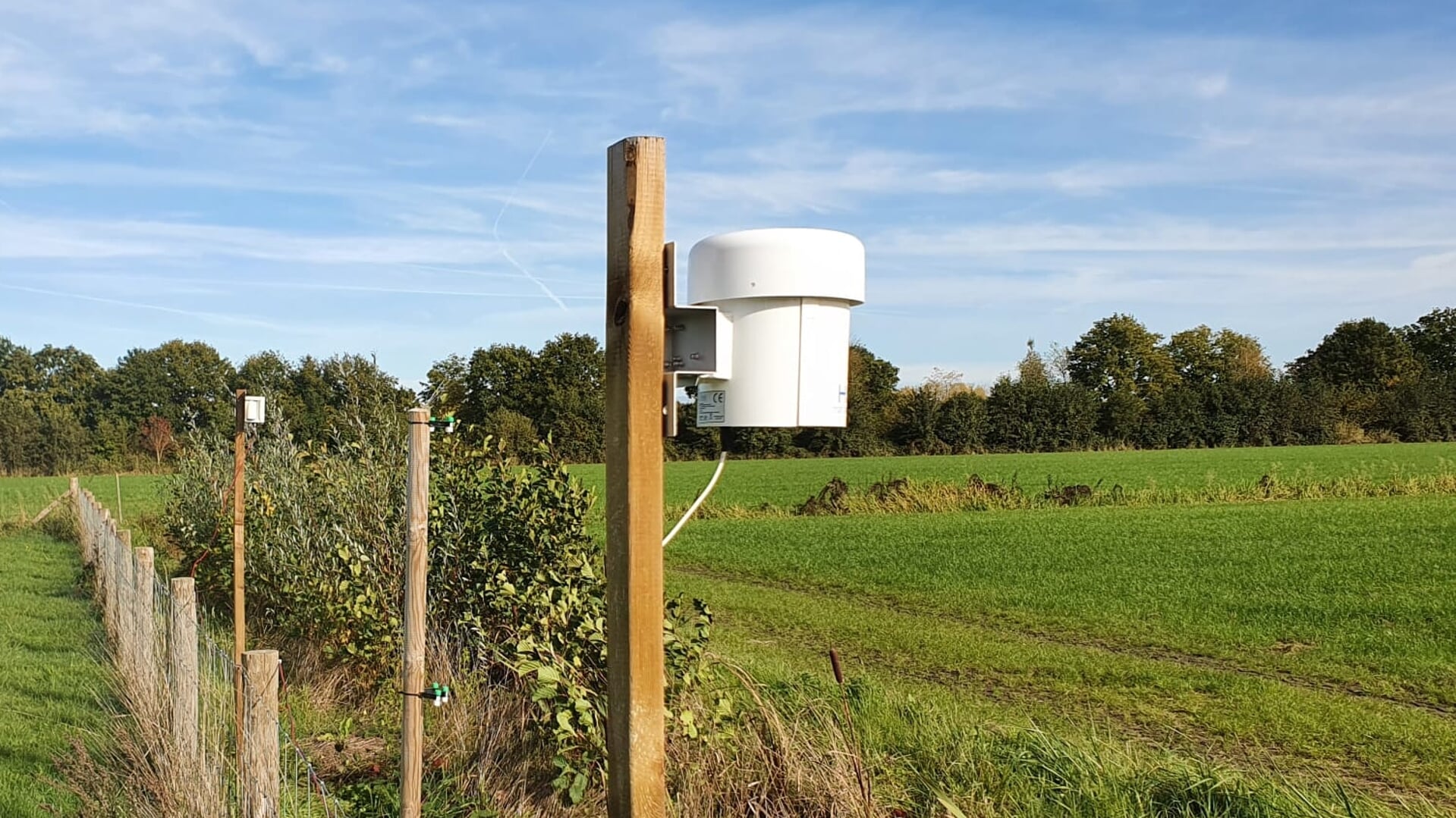 Een meetpunt van Stikstof, zoals die al in de Regio Foodvalley.staan. De provincie Gelderland wil uitstoot van stikstof ook op boerenbedrijven meten.