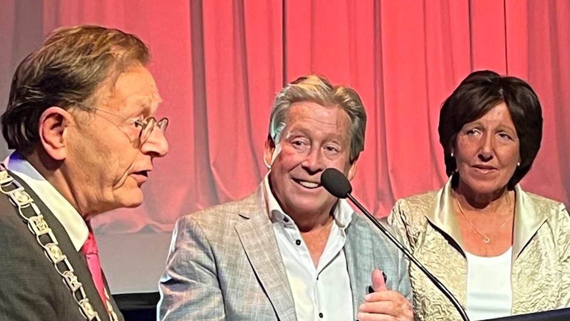 Hans Kazàn wordt verrast door burgemeester Janssen met een Koninklijke Onderscheiding. Zijn vrouw Wendy (r) zat in het complot.