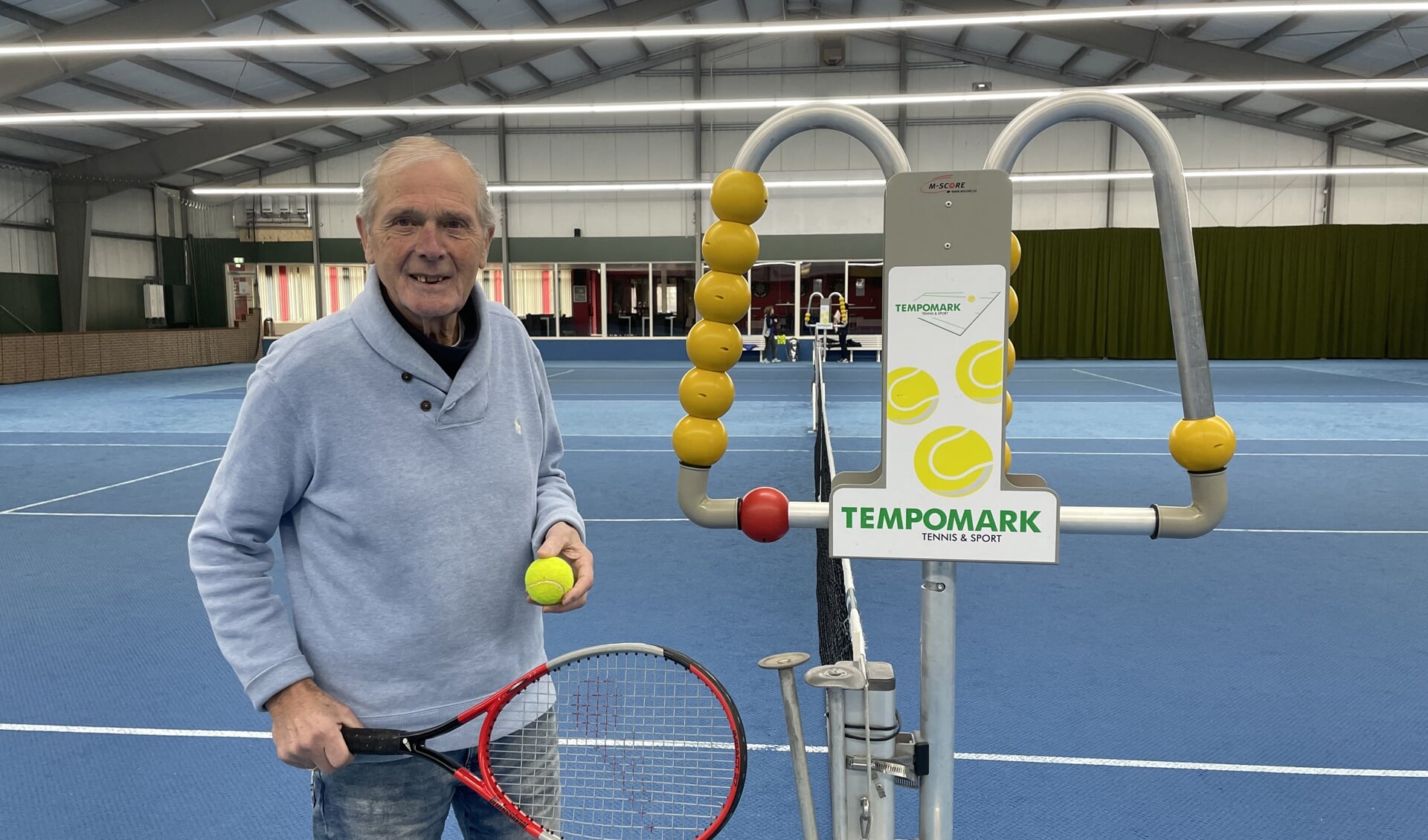 Wietze Landman beleeft op 85-jarige leeftijd nog veel plezier aan tennissen bij De Vale Ouwe in Putten.