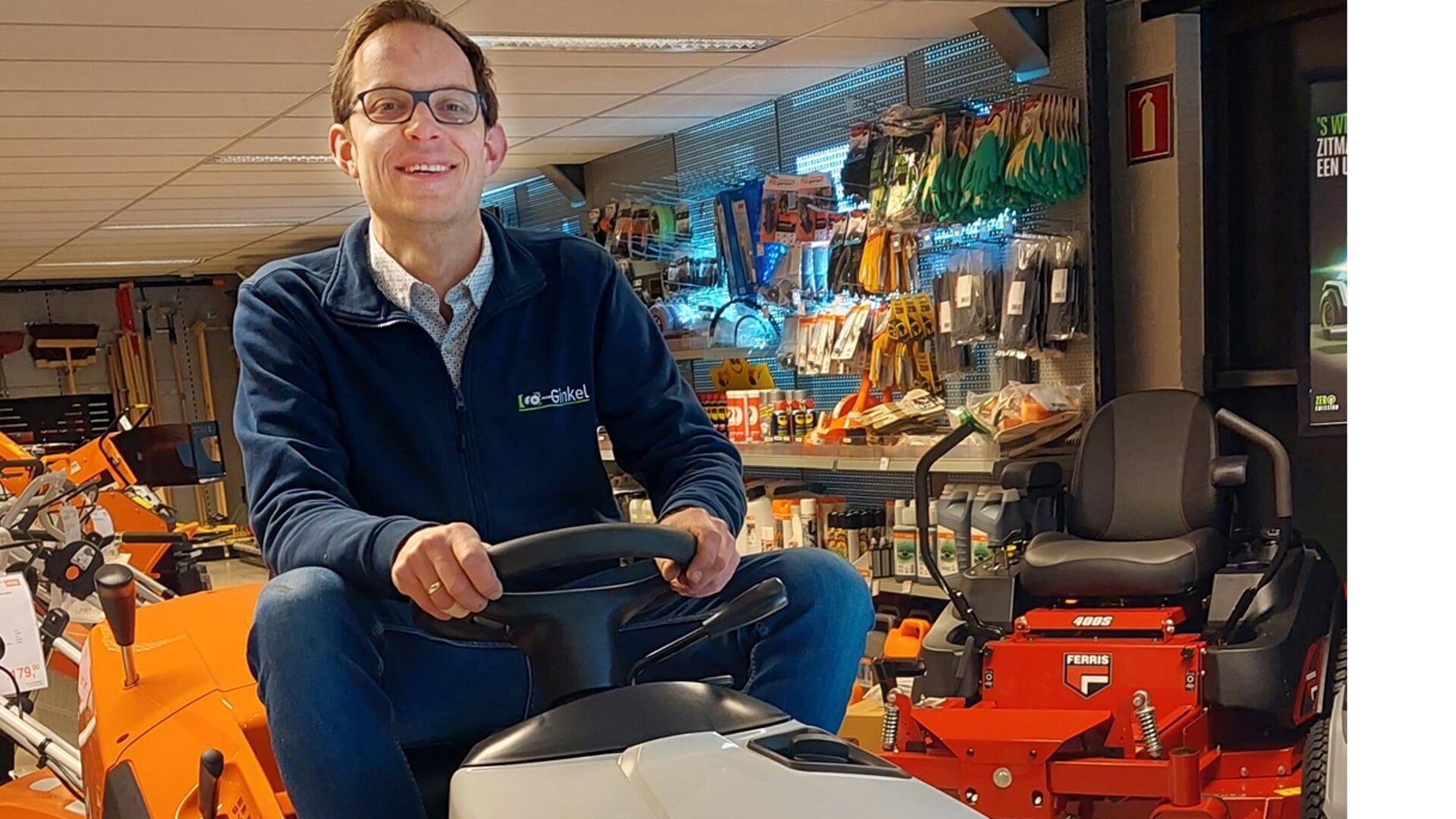 Bernard Nieuwenhuis op een elektrisch aangedreven zitmaaier van Stihl.