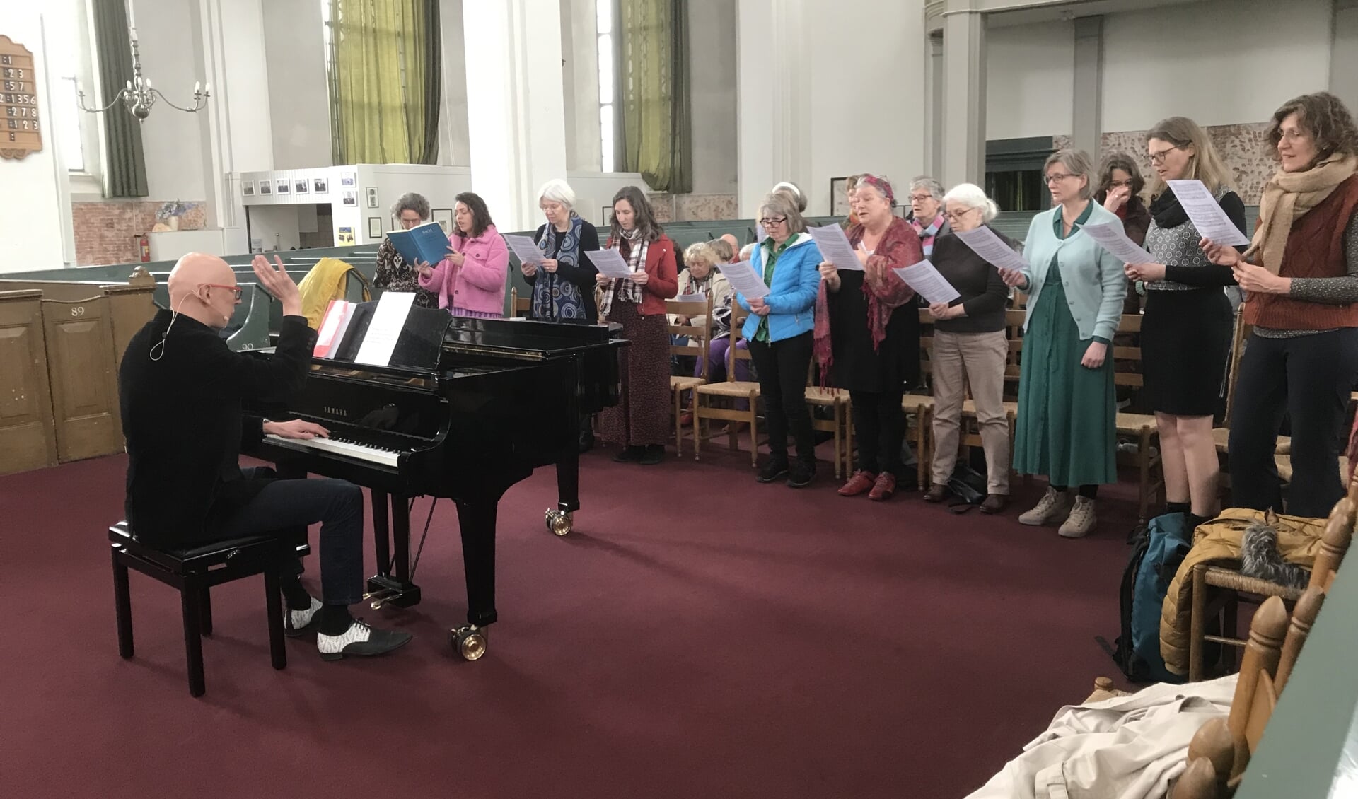 Stadsorganist Arjan Versluis achter de piano in de Grote kerk