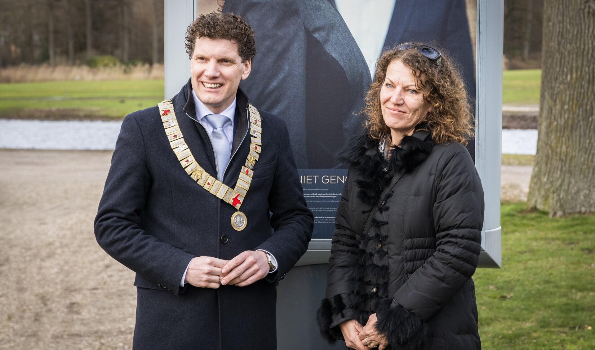 Burgemeester Jacco van der Tak, die bij de opening van de expositie aanwezig was, en Vicky Bergman. 
