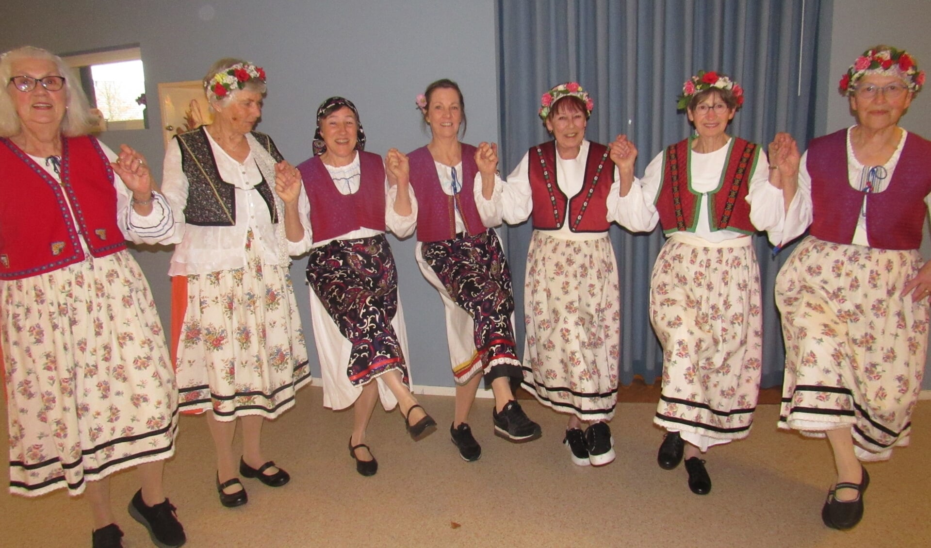 Gerda (links) met de groep vlak voor het optreden in Ermelo.