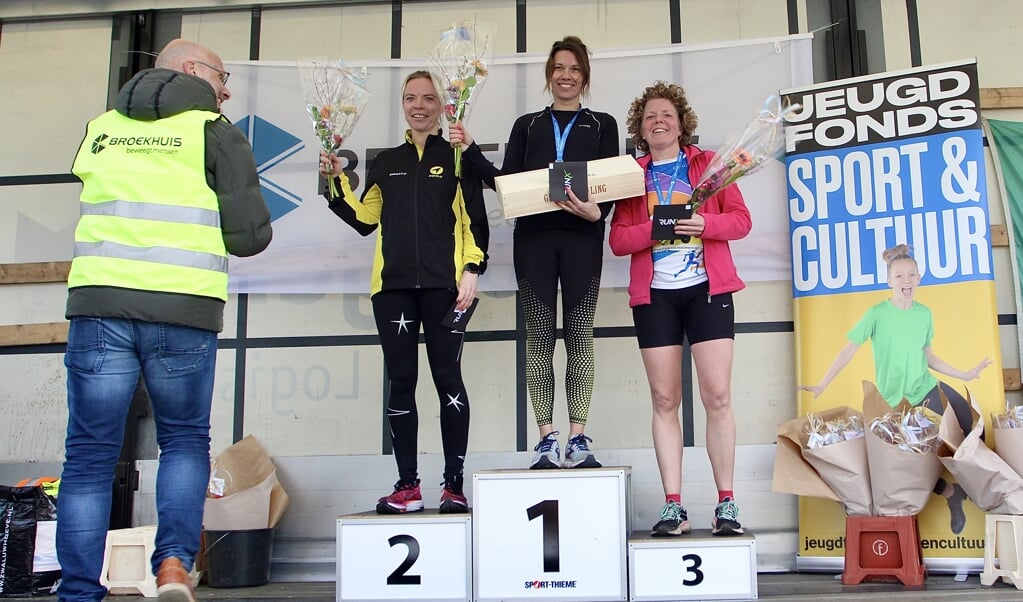 Corine van Beek werd gehuldigd als beste vrouw categorie 40+ en als beste Harderwijkse op de halve marathon.