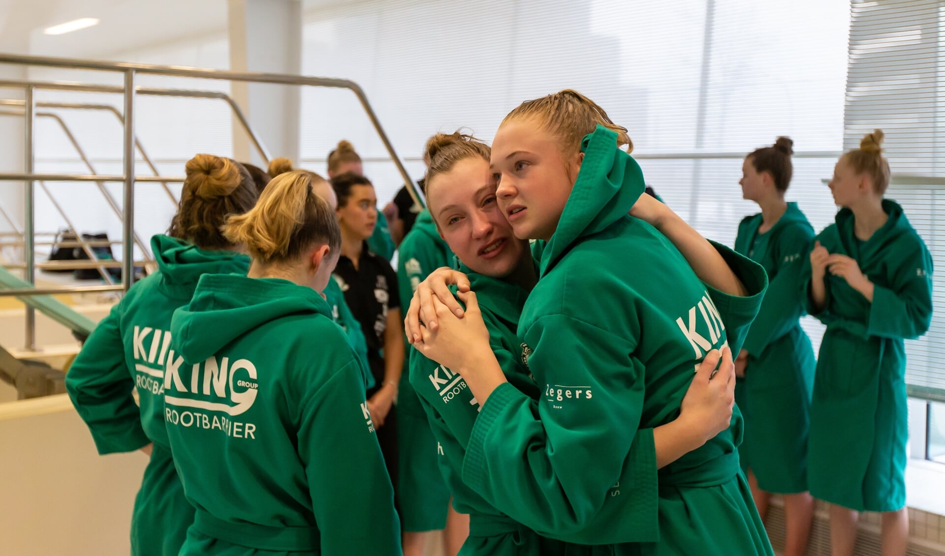 Jill van Oort en Lola Moolhuijzen van Polar Bears net na de verloren finale tegen De Zaan.