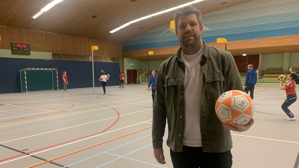 Maikel van de Kleut in sporthal Dijnselburg, thuishaven van RDZ tijdens het zaalkorfbalseizoen.
