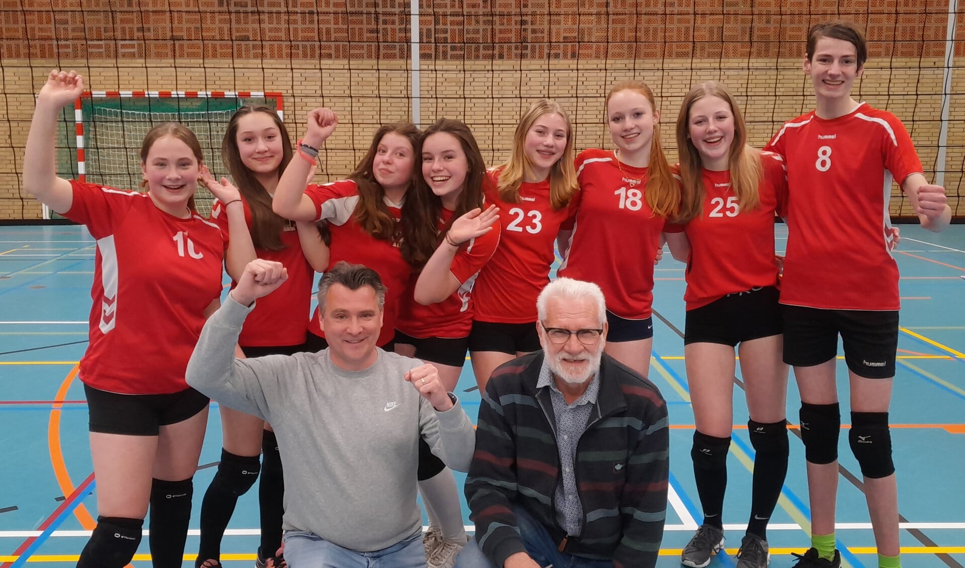 Coaches Emile en Henk met de spelers van de MB2 na de 3-2 overwinning op PDK Huizen