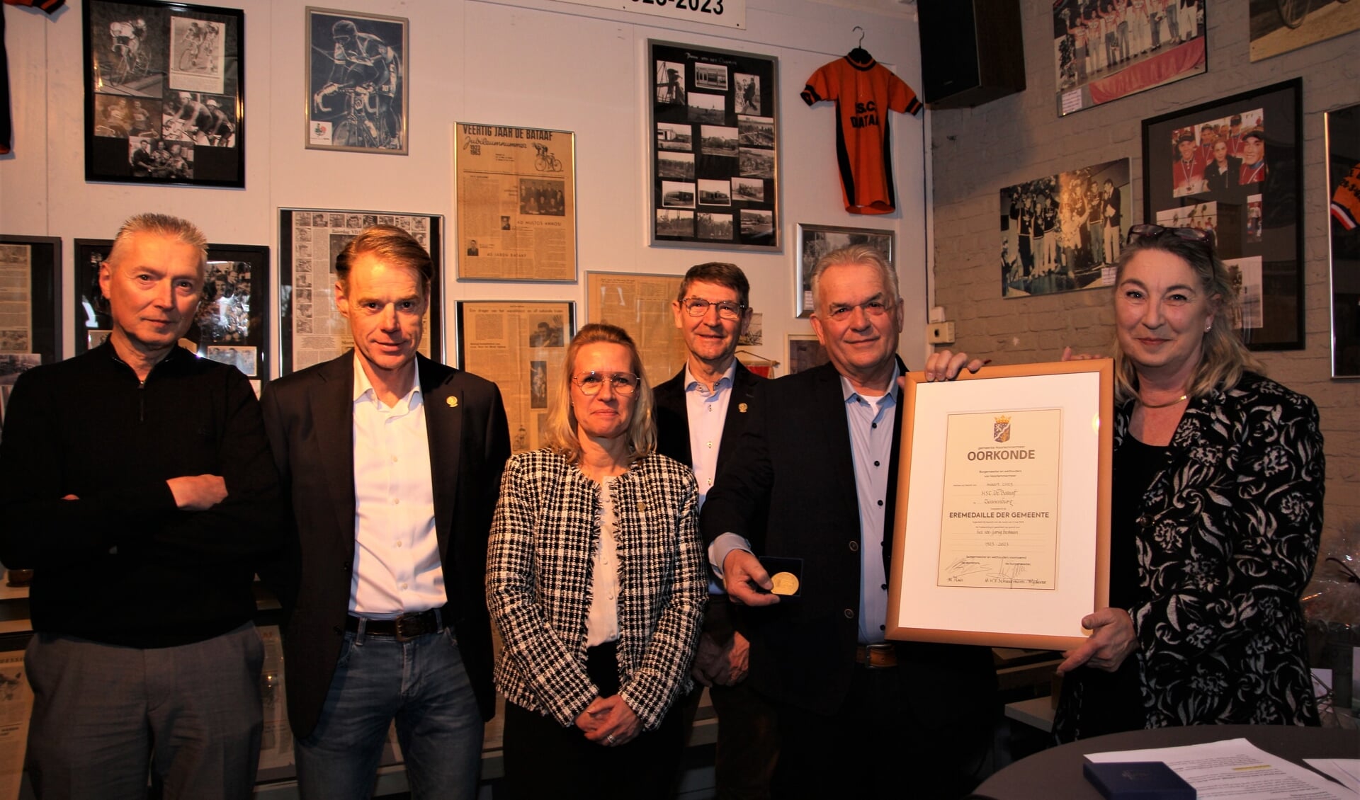 Wethouder Mariëtte Sedee kwam de gemeentelijke eremedaille in goud en oorkonde overhandigen.