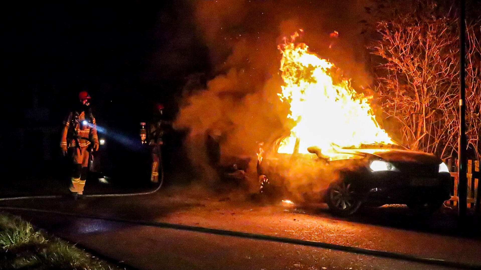 De brandweer kon niet voorkomen dat de auto volledig afbrandde.