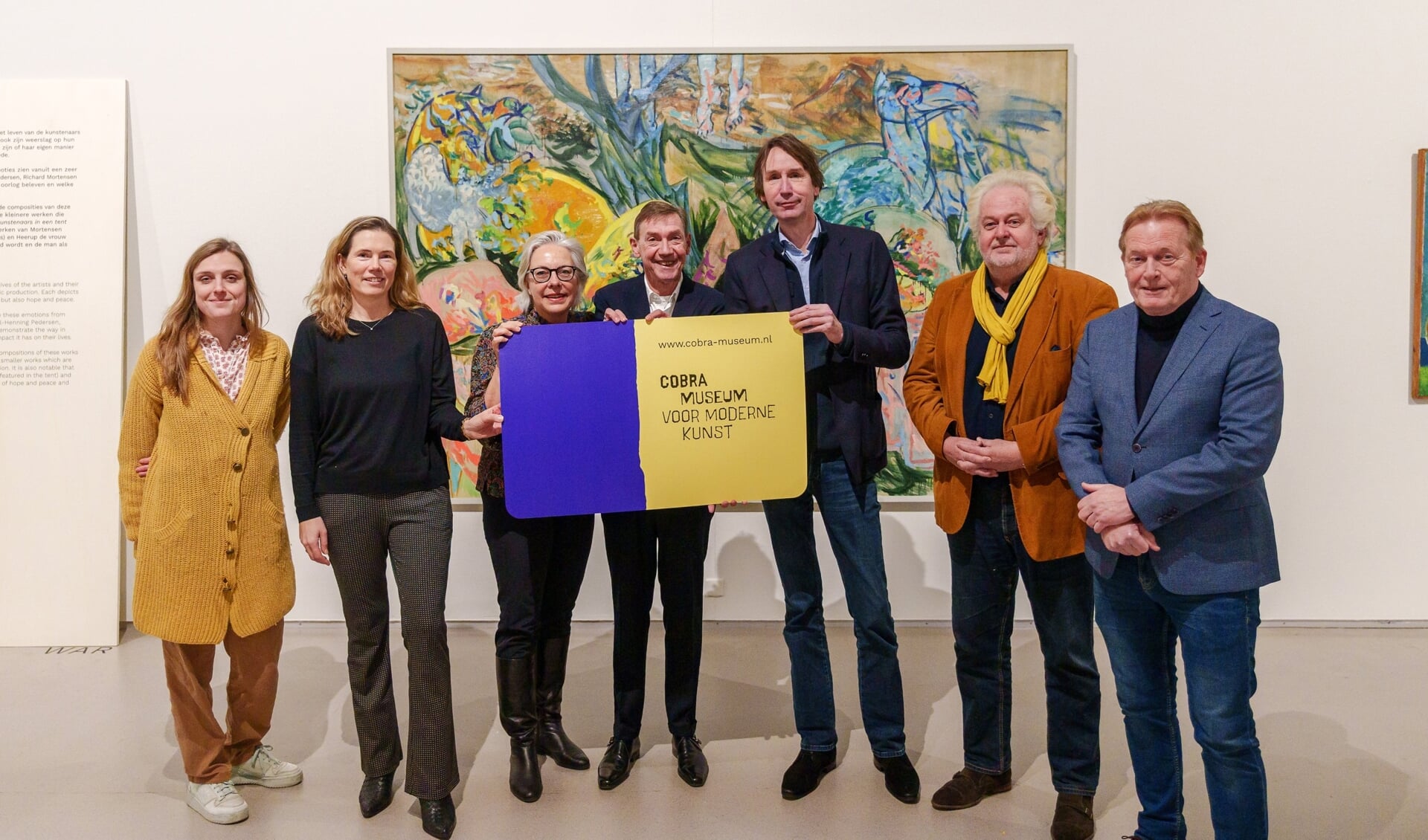 De presentatie van de Cobra Pas Amstelveen op 1 februari in het bijzijn van gemeenteaadsleden met in het midden Stefan van Raay (directeur Cobra Museum) en wethouder Herbert Raat (Kunst en Cultuur).