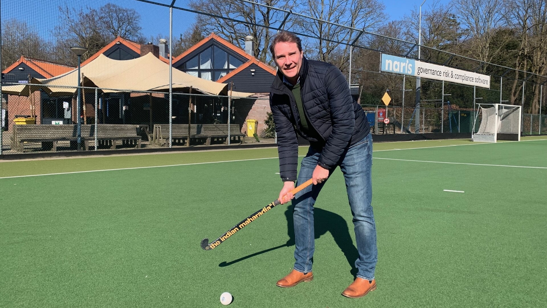 Phoenix-voorzitter Klaas de Jong op het hockeyveld voor het clubgebouw.