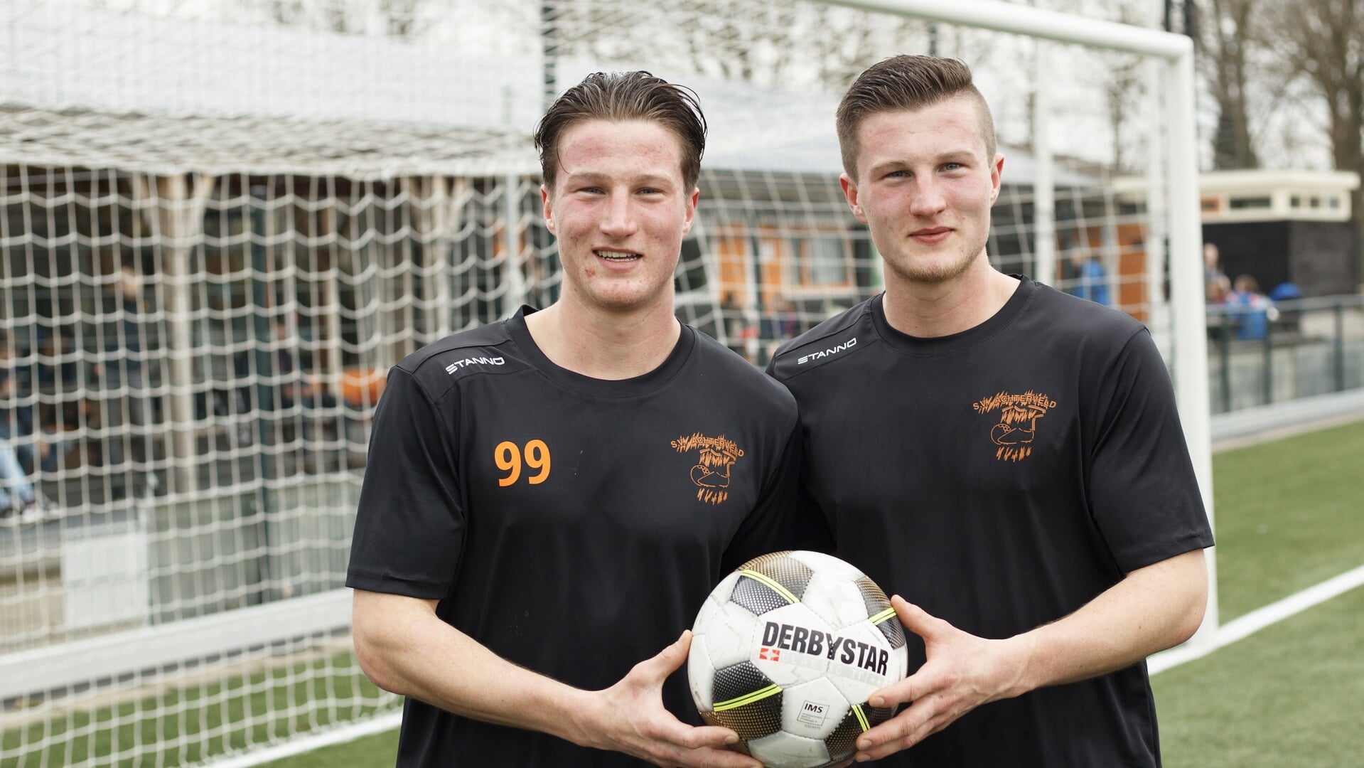 Bas (links) en Finn van Ruitenbeek zijn de nieuwe gezichten van SV Achterveld.