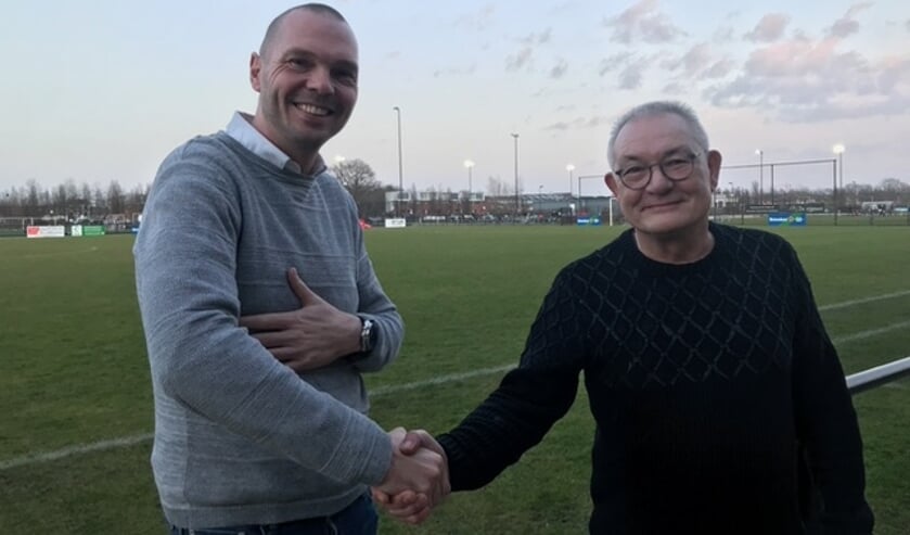 Marcel Kegler van HVC (links) en Herman Petten van VOP schudden elkaar de hand.