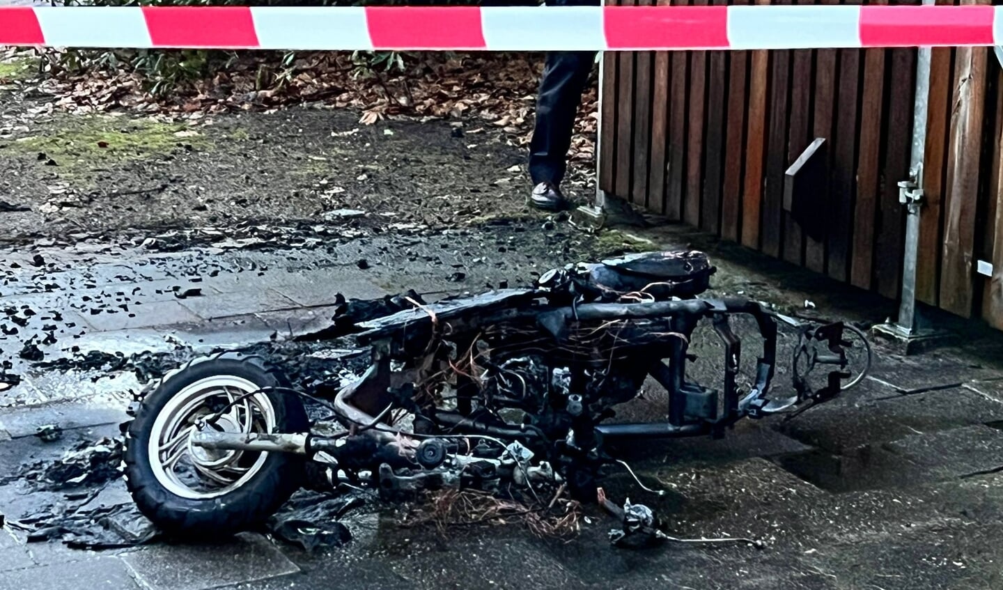 De scooter brandt compleet uit.