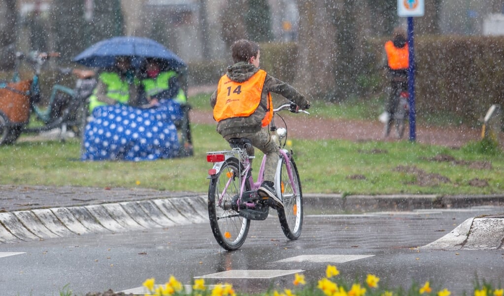Maandag was het afzien voor fietsers én controlerende ouders.