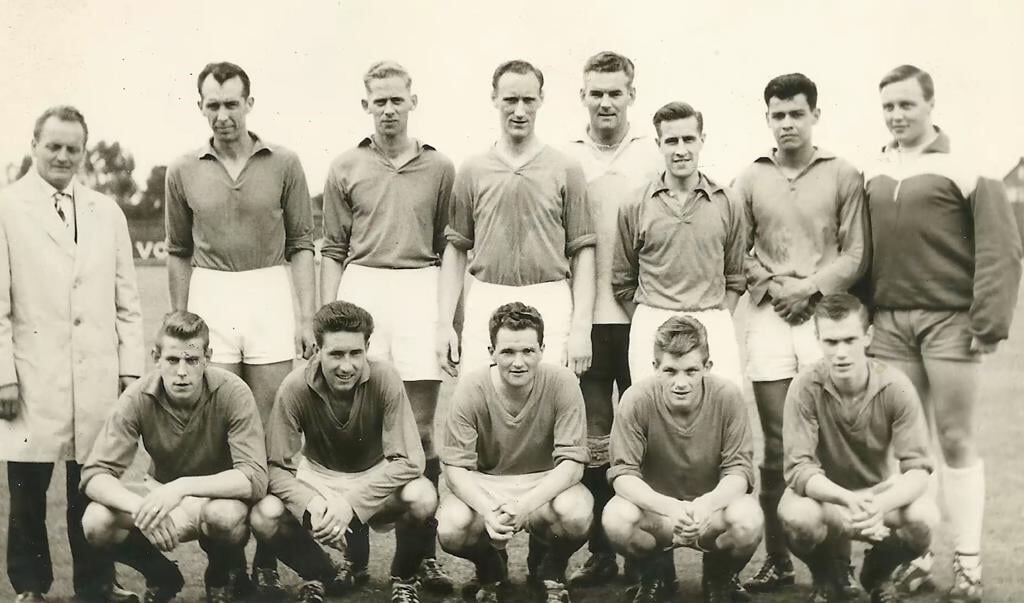 Screenshot uit de documentaire 'Langs de Pijngrens', met HVC Amersfoort in ca. 1960 met rechtsonder de latere Feyenoord-speler Henk Wery. 