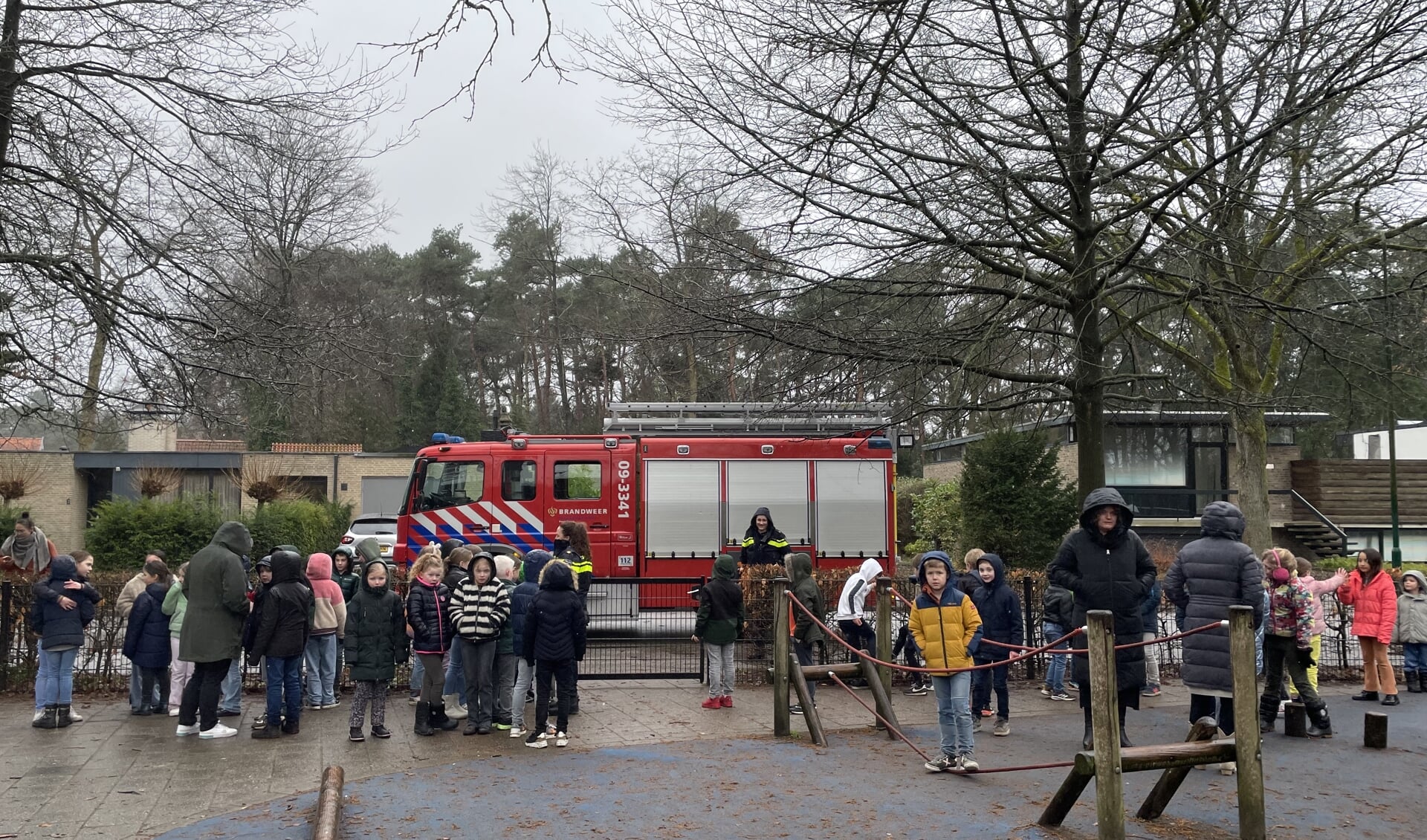 Kinderen en schoolteam moesten naar buiten. De leerlingen mochten eerder naar huis.