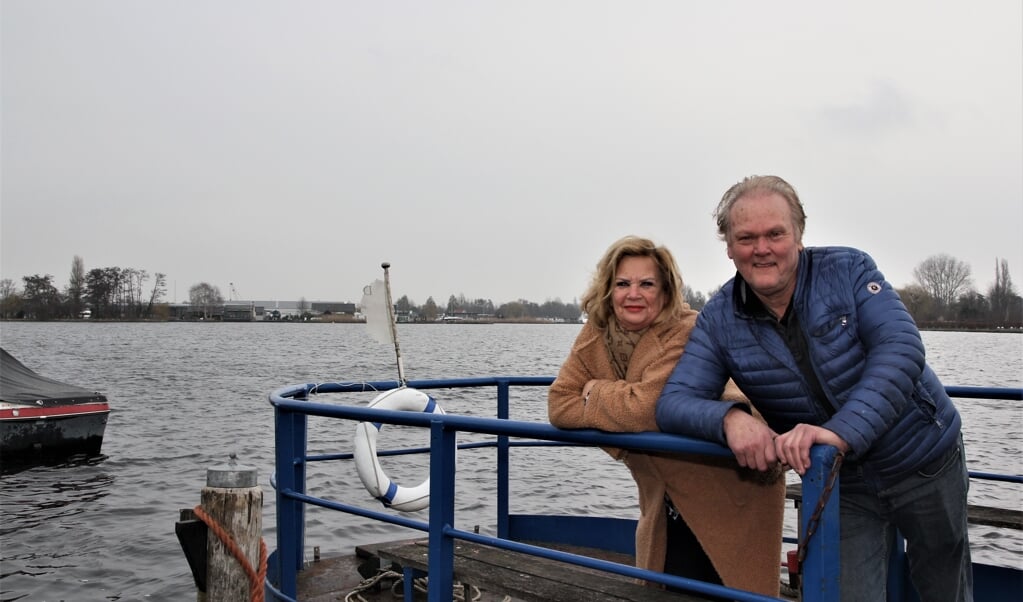 Lydia en Dirk Maarssen op het pontje met op de achtergrond het leegstaande restaurant.