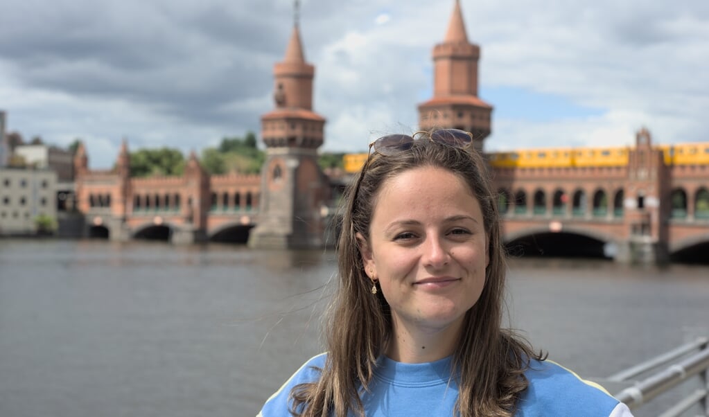 Marith tijdens een bezoek aan Berlijn met op de achtergrond de Oberbaumbrücke tussen de wijken Kreuzberg en Friedrichshain.