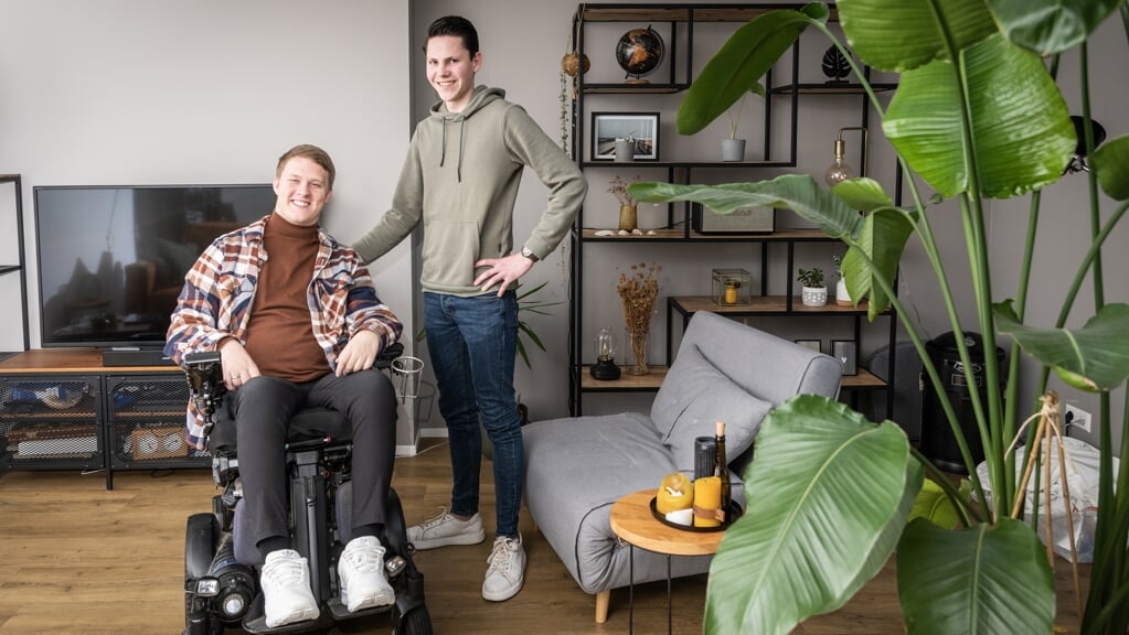 Sven Likkel (links) en Berdian Evink zijn met plezier lid van de jongerenraad Barneveld.