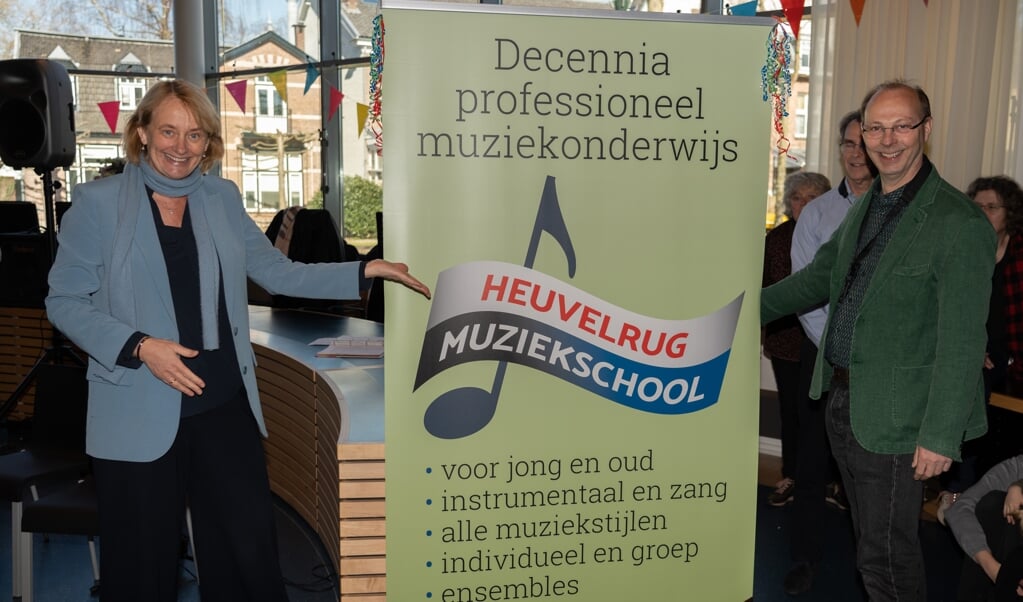 Tijdens de open dag op 11 maart onthulden wethouder Karin Oyevaar en Stefan van Schijndel het nieuwe logo van de Heuvelrug Muziekschool.