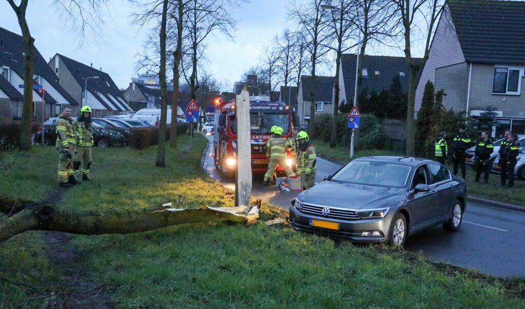 Automobilist Gewond Na Botsing Tegen Boom Frans Halslaan Ede - EdeStad ...