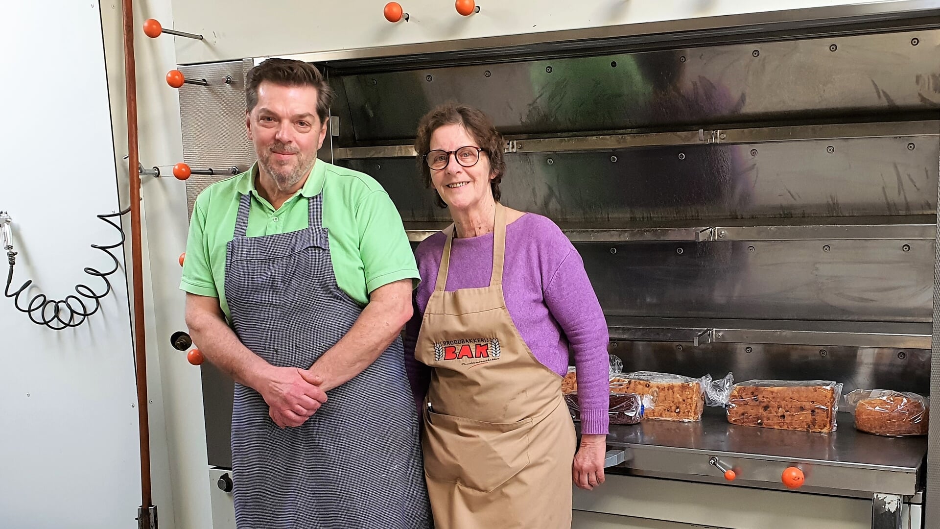 Gerrit en Teuni Bak gaan de bakkerij, een instituut in 'het Bennekomse' na 103 jaar toch echt en definitief sluiten. ,,De bakkerij was ons leven, maar we hebben er nu vrede mee."