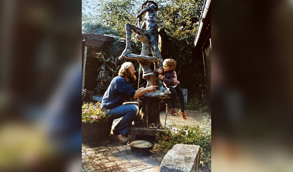 Jits Bakker bij zijn atelier 'de kooi' in De Bilt.