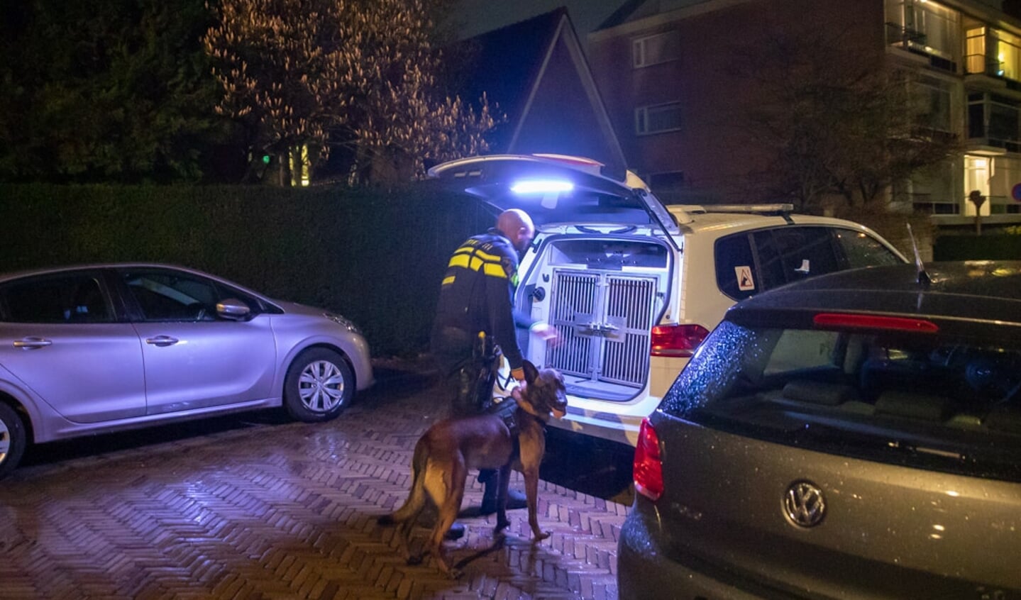 Even na 20.00 uur zocht de politie met veel agenten, waaronder een hondengeleider, in de omgeving van flat Merelhof. 