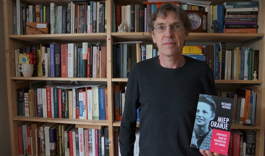 Auteur Richard Hoving met een exemplaar van het boek over Miep Oranje.
