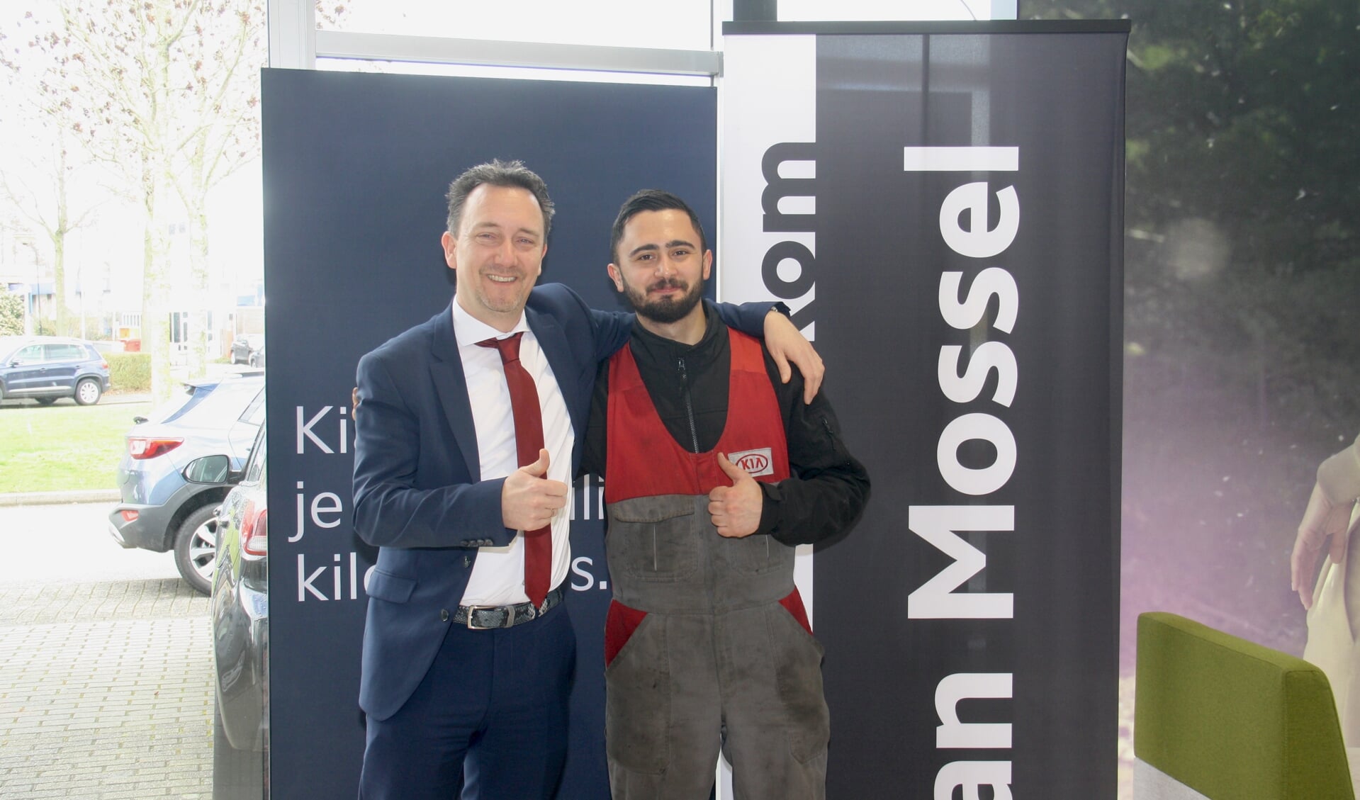 Jeroen Thiel en Mohammed Mousa samen in de showroom van Kia Van Mossel.