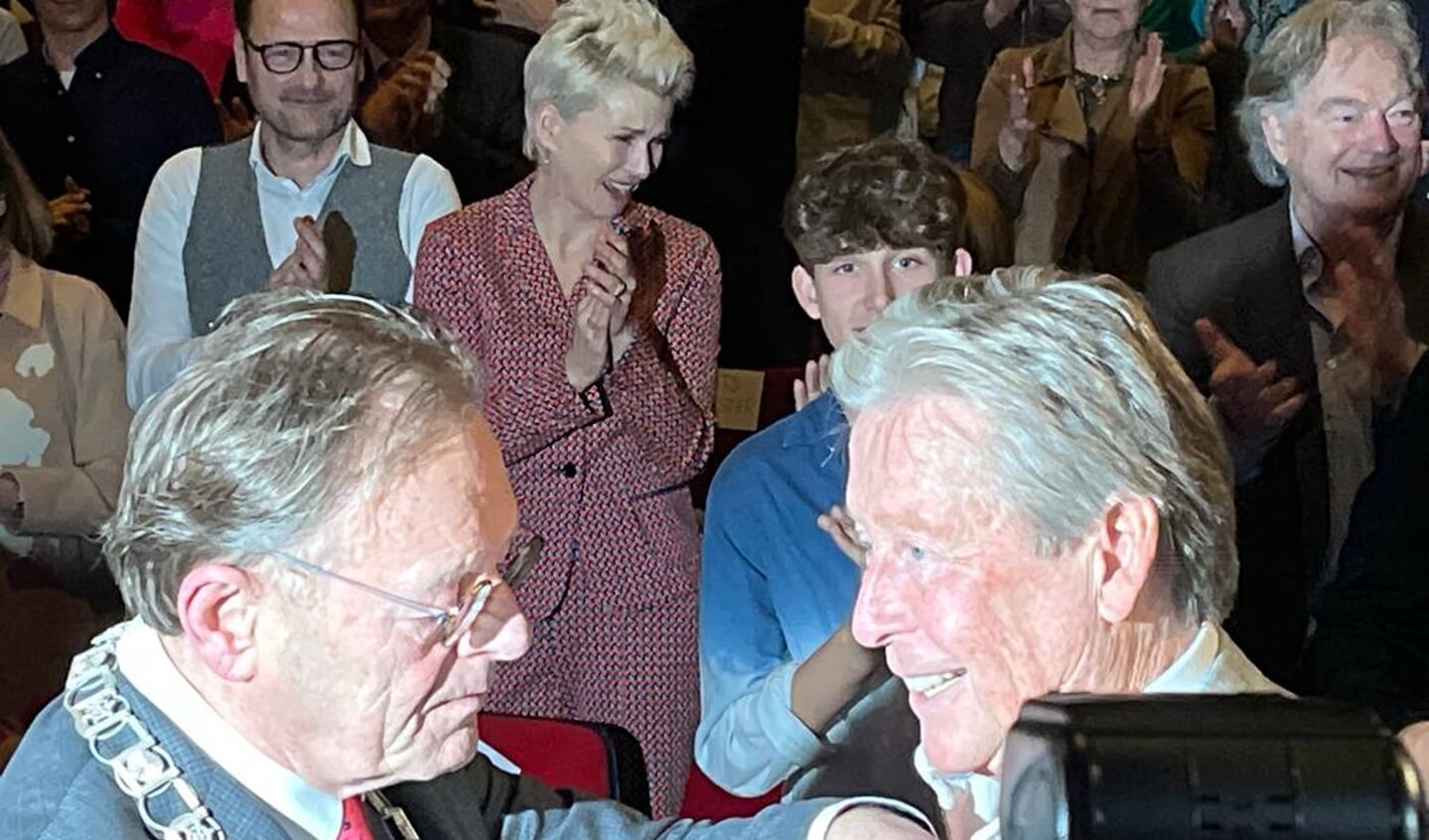 Burgemeester Janssen verrast Hans Kázan.