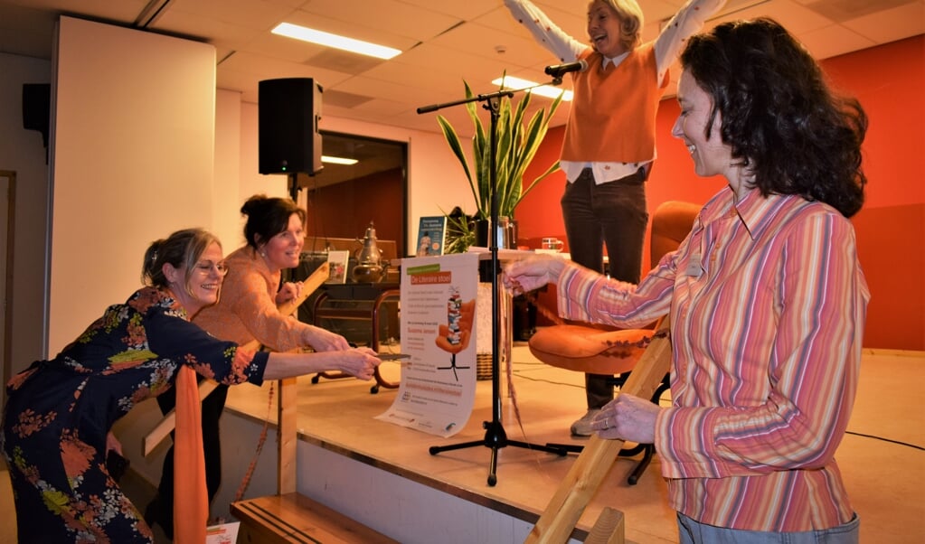 Femke Dotman, Lisa van Ravenswaaij , Rosan Vernooij en Eugenie van Schalkwijk bij de opening van 'De Literaire Stoel' Bunnik.