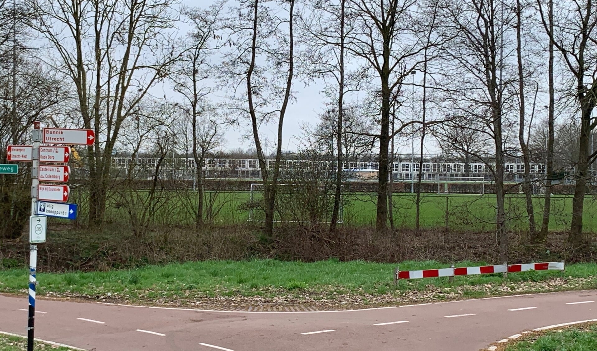 De containers staan opgeslagen bij een bedrijf aan de Utrechtseweg