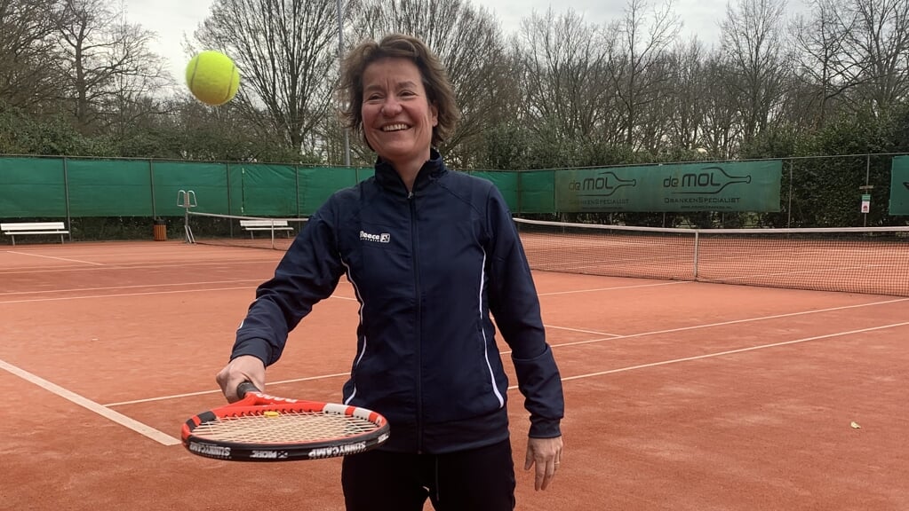 Margriet Niehof op de tennisbanen van Griffensteyn in Zeist.
